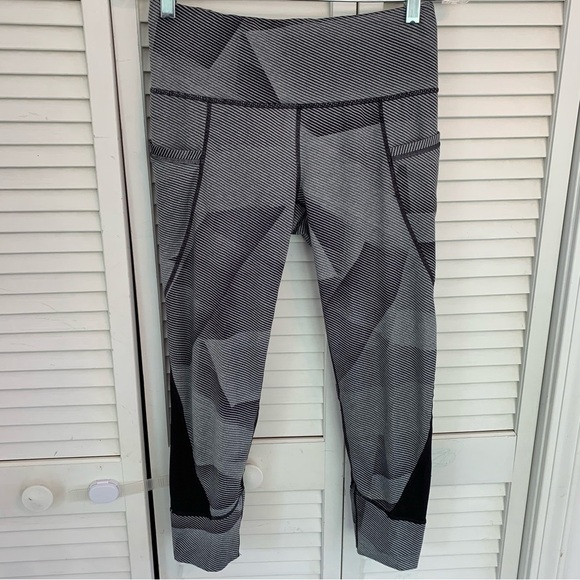 Athleta Surge Relay 2.0 Capri Leggings Sz S Black Gray Geometric Print Pockets - Picture 1 of 16